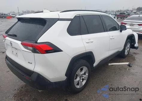 2021 Toyota Rav4 Xle z USA, uszkodzony, nr VIN 2T3W1RFV3MC141694